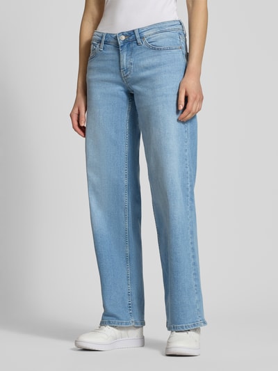 Frauenmodel trägt Straight Fit Jeans aus Baumwoll-Mix Modell 'JUDY' von ONLY in heller Denim-Optik, 5-Pocket-Design, Ganzkörperansicht von vorne.