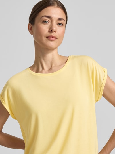 Vrouwenmodel draagt Relaxed Fit T-shirt uit lyocellmix model 'AVA' van Vero Moda, look: effen, ronde hals, korte mouw, dames, detailopname bovenlichaam.