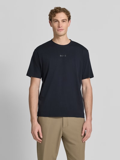 Męski model nosi czarny Relaxed Fit T-Shirt aus reiner Baumwolle Modell 'TEE 10' von BOSS Green; prosta faktura, Ganzkörperansicht von vorne.