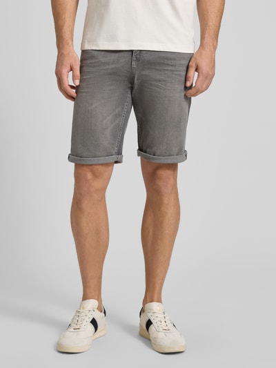 Männermodel trägt Regular Fit Jeans Bermudas aus Baumwoll-Mix von Tom Tailor in grauer Denim-Optik und 5-Pocket-Design, Ganzkörperansicht von vorne.