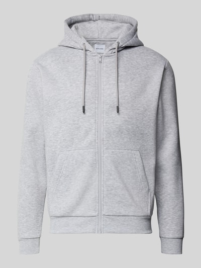 Produktfoto, Sweatjacke mit Kapuze Modell 'BRADLEY' von Jack & Jones in hellgrau, Material-Mix mit Baumwoll-Anteil, lockere Passform, Reißverschluss und Kängurutasche, Herren, Rückenlänge bei Größe M 74 cm, Ärmellänge 63 cm, glatte Textur.