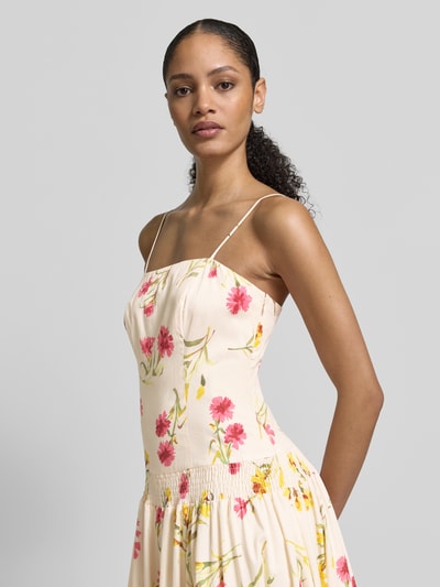 Frauenmodel trägt Midikleid mit verstellbaren Trägern von Jake*s Collection, taillierter Schnitt, florales Muster, Nahaufnahme Oberkörper.