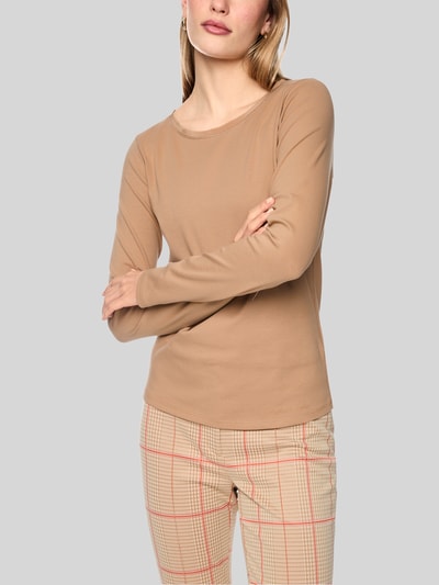 Frauenmodel trägt Slim Fit Langarmshirt aus Baumwoll-Mix von Marc Cain in Beige mit U-Boot-Ausschnitt, elastischer Struktur, Nahaufnahme Oberkörper.