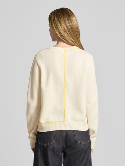 Vrouwenmodel draagt Relaxed Fit Strickpullover met wol-aandeel model 'JANIQUE' van GUIDO MARIA KRETSCHMER WOMAN, crèmekleur, rechte snit, ruggedeelte met gele streep, ruglengte 57 cm, mouwen 66 cm, detailopname rugaanzicht.