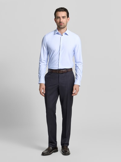 Männermodel trägt Slim Fit Business-Hemd mit Kentkragen von Jake*s in Hellblau, Elastischer-Material-Mix, Unifarben, Ganzkörperansicht von vorne.