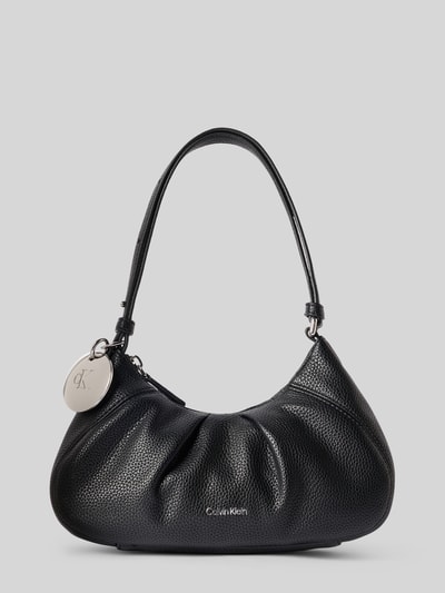 Produktfoto, schwarze Henkeltasche mit Label-Prägung Modell 'ENGRAVED HW SMALL BAG' von CK Calvin Klein, strukturierte Lederoptik