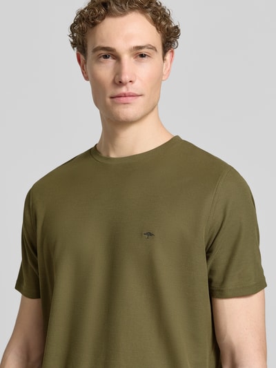 Männermodel trägt Regular Fit T-Shirt mit Logo-Stitching von Fynch-Hatton, Reine Baumwolle, Rundhalsausschnitt, Nahaufnahme Oberkörper.