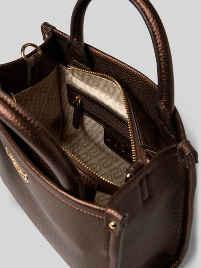 Productfoto, Handtasche in Leder-Optik van Liu Jo White in bruin met logodetail, hoofdvak met ritssluiting, afneembare schouderband, breedte 26 cm, lengte 21 cm, diepte 10 cm, schouderbandlengte 120 cm