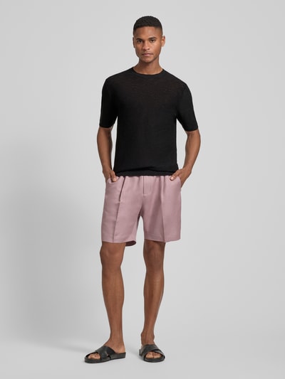 Męski model nosi Slim Fit T-Shirt aus Leinen-Mix in Strick-Optik od Antony Morato, czarny kolor, krój slim fit, okrągły dekolt, krótki rękaw, elastyczne wykończenia, mieszanka lnu i wiskozy, długość tyłu w rozmiarze M: 72 cm, całopostaciowy widok z przodu.