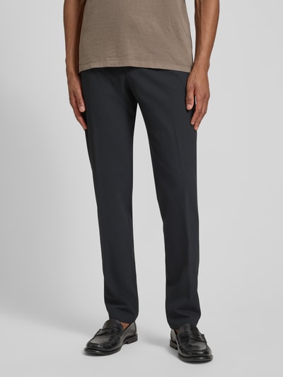 Mężczyzna nosi Slim Fit Hose mit Tunnelzug von DIGEL, ciemny materiał, krój slim fit, Szerokość w rozmiarze 50: 45 cm, długość nogawki: 82 cm, Ganzkörperansicht von vorne
