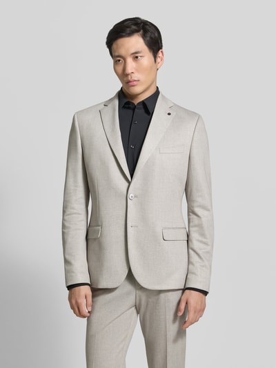 Mannenmodel draagt Slim Fit 2-knoops colbert met klepzakken model 'Nick' van Zuitable in beige katoenmix met reverskraag, voorkant volledige lichaamsopname.
