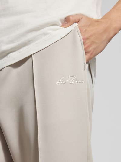 Mężczyzna nosi Track Pants z kieszeniami francuskimi model 'Ballier' od Les Deux, tkanina z domieszką stretchu, zbliżenie na biodra