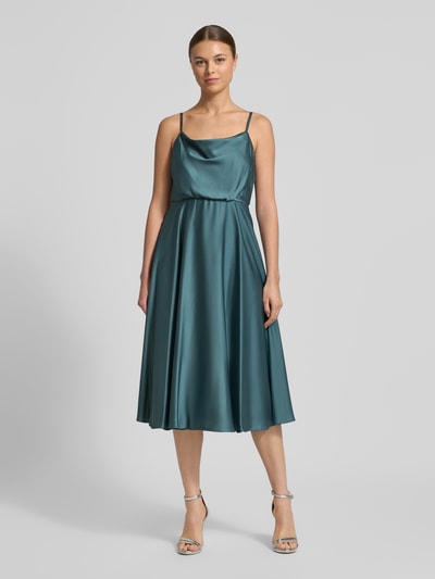 Frauenmodel trägt Cocktailkleid mit Wasserfall-Ausschnitt von Jake*s Cocktail in satiniertem Türkis, Midilänge, Spaghettiträger, taillierte Passform, Ganzkörperansicht von vorne.