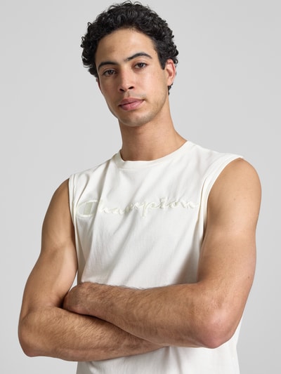 Männermodel trägt Top mit Label-Stitching und Rundhalsausschnitt von CHAMPION aus Reine Baumwolle im Regular-Fit, Nahaufnahme Oberkörper.