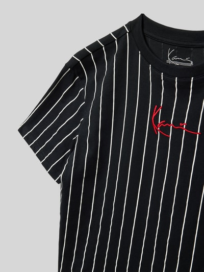 Productfoto, Regular Fit T-shirt met logo-stitching van KARL KANI voor kinderen in puur katoen, zwarte stof met witte strepen, rode logo, ronde hals, ruglengte maat 134: 55 cm