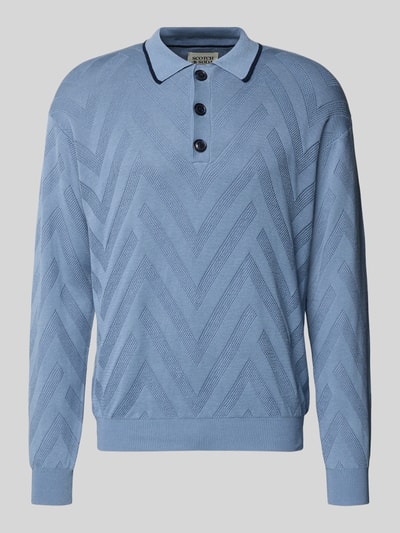 Produktfoto, Regular Fit Longsleeve in Strick-Optik von Scotch & Soda, hellblau, Baumwoll-Modal-Mix, Polo-Kragen, elastische Abschlüsse, 69 cm Rückenlänge, dezentes Zickzackmuster.