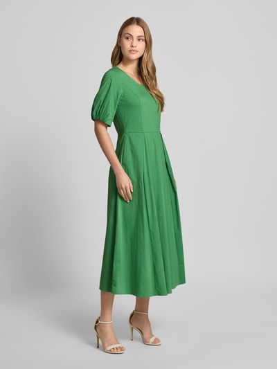 Vrouwenmodel draagt Midikleid met Raffungen van More & More in groen, katoenmix, getailleerde pasvorm, ronde hals, stolpplooi, halflange mouwen, ruglengte maat 36: 119 cm, borstwijdte maat 36: 44 cm, mouwlengte maat 36: 29 cm, geheel van voren zichtbaar