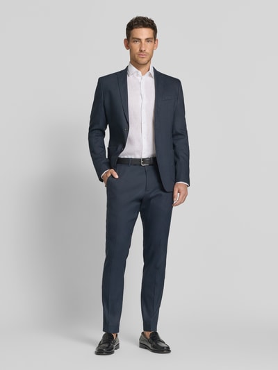 Männermodel trägt Regular Fit Anzughose aus Leinen-Mix von s.Oliver BLACK LABEL in Dunkelblau, unifarben, Ganzkörperansicht von vorne.