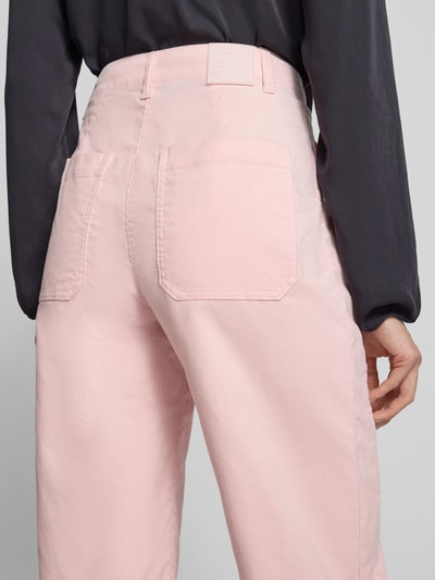 Männermodel trägt Straight Fit Hose aus Baumwoll-Mix von Marc Cain, jasnoróżowy kolor, imitacja sztruksu, tylna kieszeń, Długość wewnętrzna nogawki 71 cm, Szerokość w rozmiarze 36: 38 cm, tkanina o gładkiej fakturze, Ganzkörperansicht Rückansicht.