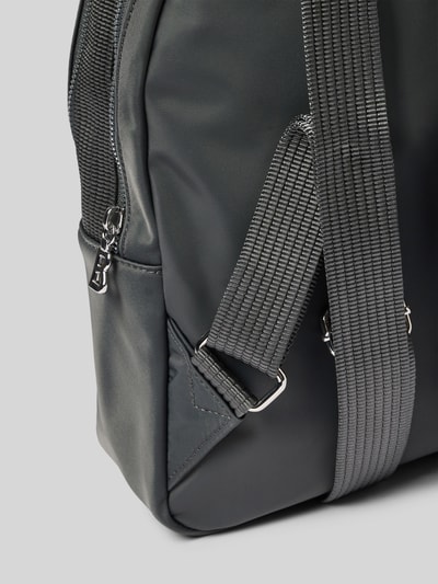 Produktfoto, czarny plecak z detalem z logo, szerokie paski na ramię, materiał matowy, BOGNER Rucksack mit Label-Detail Modell 'verbier play 1.0 hermine', Główna przegroda z zamkiem błyskawicznym, Przegródka zewnętrzna z zamkiem błyskawicznym, uchwyt, pasek na ramię, Szerokość w rozmiarze 1: 25 cm, Długość w rozmiarze 1: 31 cm, Głębokość w rozmiarze 1: 10 cm, Długość paska na ramię w rozmiarze 1: 83 cm