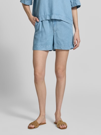 Frauenmodel trägt Shorts aus Lyocell in Denim-Optik von Rich & Royal, hellblau, Regular Fit, elastischer Bund, Knopfverschluss, Nahaufnahme Oberkörper.