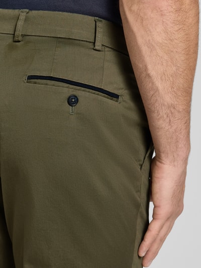 Männermodel trägt Chino mit Eingrifftaschen Modell 'Peaker' von Hiltl aus Baumwoll-Elasthan-Mix, Regular-Fit, Detailaufnahme Rückansicht.