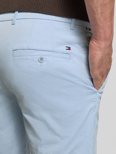 Männermodel trägt Regular Fit Bermudas aus Baumwoll-Mix von Tommy Hilfiger, Optik: Unifarben, Logo-Stitching, Detailaufnahme Rückansicht.