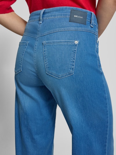 Männermodel trägt Wide Leg Jeans mit Eingrifftaschen Modell 'Dream' od MAC, mieszanka bawełny i modalu, widok z tyłu, zbliżenie na biodra.