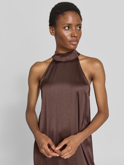 Frauenmodel trägt Maxikleid aus Satin mit Viskose-Anteil Modell 'Zuzeelani' von mbyM, ärmellos, braun, Nahaufnahme Oberkörper.