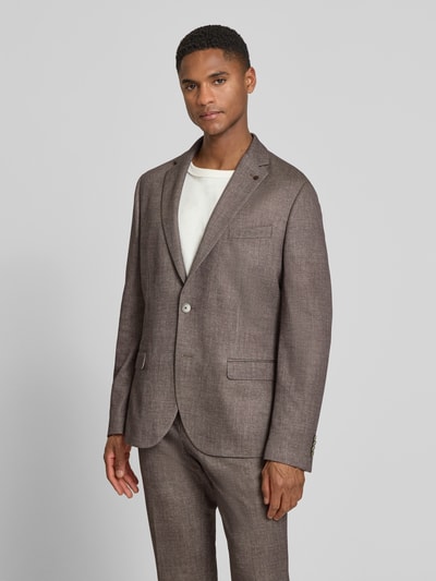 Männermodel trägt Sakko mit Pattentaschen und Einstecktuch Modell 'Nick' von Zuitable, brauner Material-Mix, Ganzkörperansicht von vorne, Regular Fit, Reverskragen, Knopfleiste, Brustleistentasche, Kontext: Material-Mix mit Lyocell, Rückenlänge 73 cm, Schulterbreite 44 cm, Ärmellänge 67 cm.