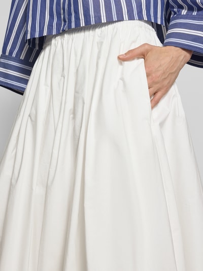 Frauenmodel trägt Ausgestellter Maxi-Rock aus reiner Baumwolle Modell 'NUVOLE' von Weekend Max Mara, unifarben, Nahaufnahme Oberkörper.