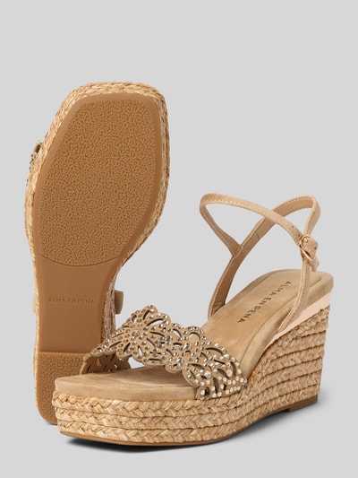 Produktfoto, Sandalette aus Leder mit Keilabsatz von ALMA EN PENA in Beige, Ziersteinbesatz, Riemen mit Dornschließe, Absatzhöhe: 10 cm
