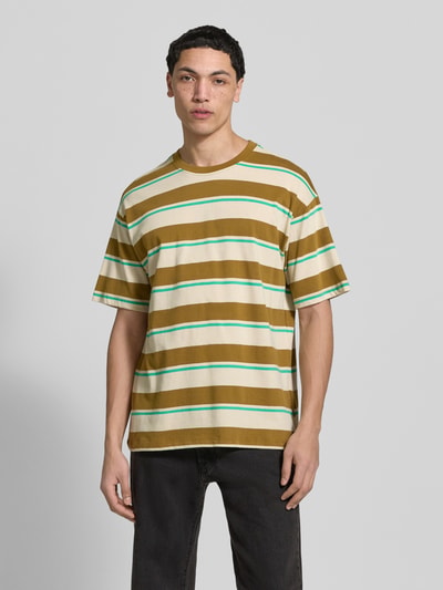 Männermodel trägt T-Shirt mit Streifenmuster Modell 'KYRAN' von Blend aus reiner Baumwolle, Regular Fit, braun-weiß-grün, Ganzkörperansicht von vorne.