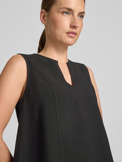 Kobiece modelka nosi Blusentop aus Viskose-Leinen-Mix Modell 'Fazil' od OPUS, krój regular fit, dekolt w serek, mieszanka wiskozy i lnu, czarna gładka tkanina, długość tyłu w rozmiarze 36: 59 cm, zbliżenie na górną część ciała