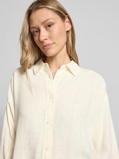 Frauenmodel trägt Leinenbluse mit Hemdblusenkragen Modell 'SALINAS' von Mustang, Viskose-Mix, Loose-Fit, Nahaufnahme Oberkörper.