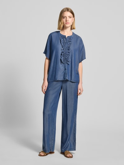 Frauenmodel trägt Relaxed Fit Bluse in Denim-Optik mit Rüschen von Milano Italy aus Lyocell, Rundhalsausschnitt, Knopfleiste, Ganzkörperansicht von vorne.
