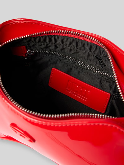 Produktfoto, Shoulder Bag mit Logo-Detail von Diesel in glänzendem Rot, Hauptfach mit Reißverschluss, glatte Oberfläche, Innenfach sichtbar