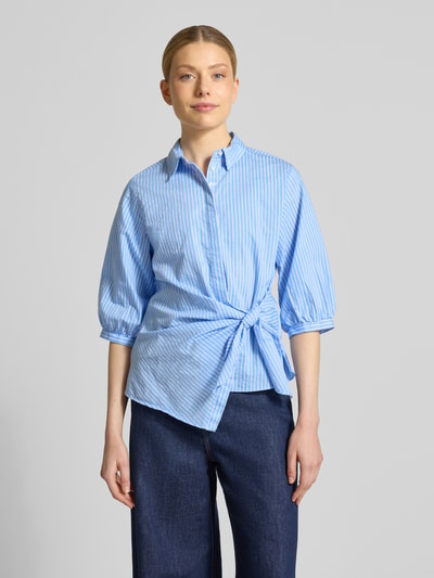 Frauenmodel trägt Regular Fit Bluse mit Knotendetail von Smith and Soul aus reiner Baumwolle mit Streifenmuster, 3/4-Arm, Ganzkörperansicht von vorne.