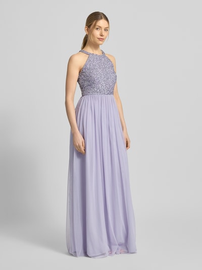 Frauenmodel trägt Abendkleid mit Strasssteinbesatz und Rundhalsausschnitt von Jake*s Cocktail, Chiffon, A-Linie, Maxikleid, Ganzkörperansicht von vorne.