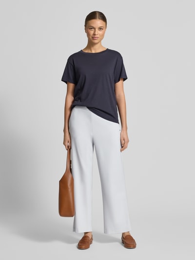 Vrouwenmodel draagt Wide Fit Schlupfhose met Viskose-Anteil Model 'Palina' van Raffaello Rossi in lichtgrijs, elastische materiaalmix, Ganzlichaamsvooruitzicht.