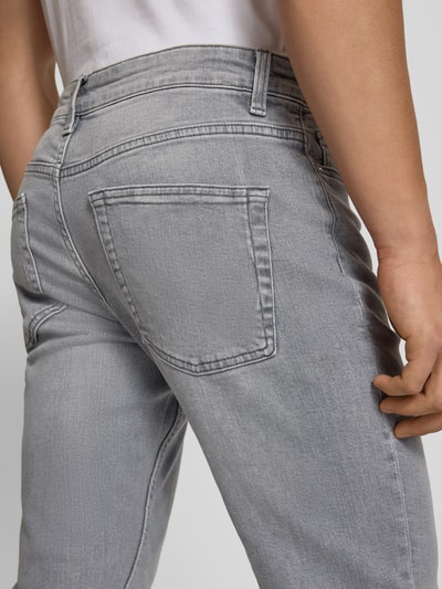 Männermodel draagt Regular Fit Straight Leg Jeans aus Baumwoll-Mix Modell 'WEFT' van Only & Sons, grijs denimlook, detailaufnahme rug. Context: heren broek met rechte pijpen, regular fit pasvorm, mid waist, labelpatch, riemlussen, knoop- en ritssluiting, 5-pocketmodel, twill, katoenmix.