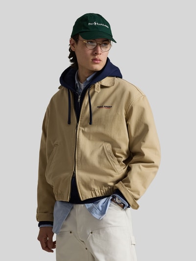 Männermodel trägt Regular Fit Blouson aus reiner Baumwolle von Polo Ralph Lauren in Beige, unifarben, Twill, Label Stitching, Ganzkörperansicht von vorne.