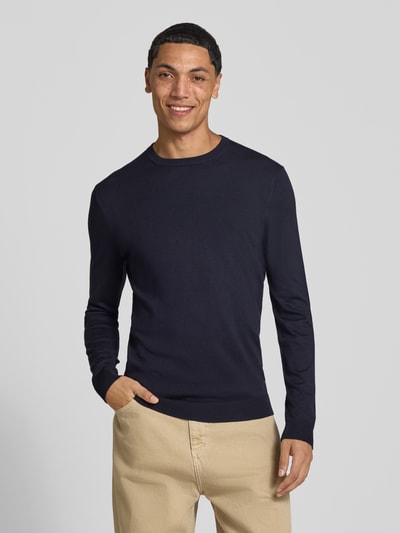 Männermodel trägt Regular Fit Pullover aus Viskose-Mix Modell 'WYLER' von ONLY, dunkelblau, glatte Struktur, Herren Pullover, Ganzkörperansicht von vorne.