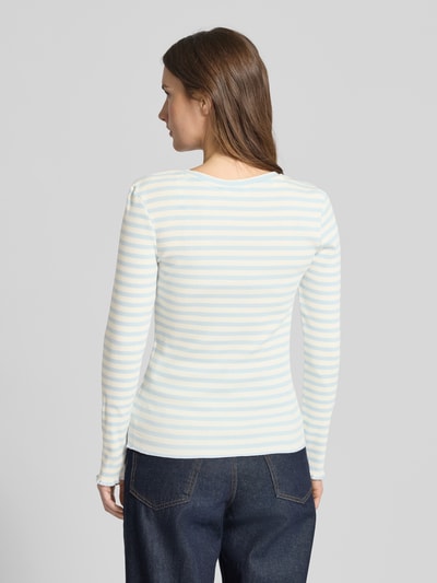 Kobiece modelka nosi Slim Fit Langarmshirt aus Bio-Baumwoll-Mix Modell 'ANNA' od Selected Femme, wielokolorowe, w paski, materiał prążkowany, długi rękaw, dekolt okrągły, widok całej sylwetki z tyłu