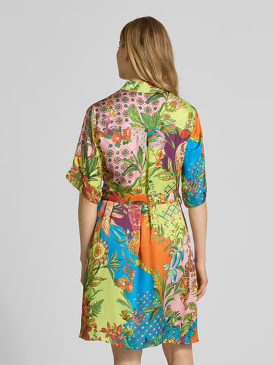 Frauenmodel trägt Knielanges Hemdblusenkleid aus Viskose mit Bindegürtel von Liu Jo White mit buntem Blumenmuster, tailliert, Rückansicht.
