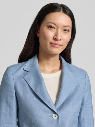 Frauenmodel trägt Blazer aus Leinen-Mix mit Reverskragen von Windsor in Hellblau, glatte Textur, taillierter Schnitt, Nahaufnahme Oberkörper.