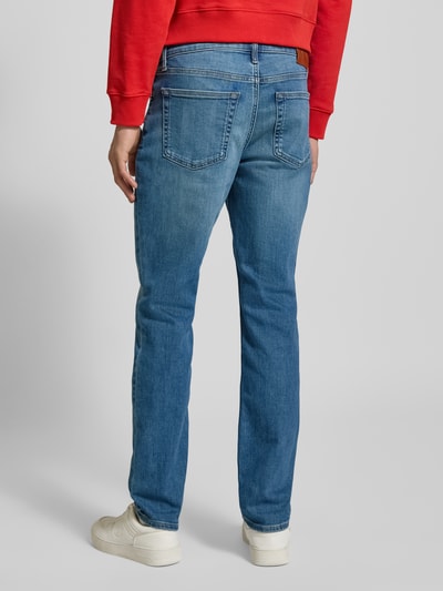 Mężczyznamodel nosi Slim Fit Jeans mit Logo-Patch Modell 'Clearwater' von Calvin Klein Jeans, elastyczna mieszanka bawełny, 5 kieszeni, zapięcie na guzik i zamek błyskawiczny, szerokość w rozmiarze 32/32: 42 cm, długość wewnętrzna nogawki: 80 cm, niebieski denim; widok sylwetki z tyłu