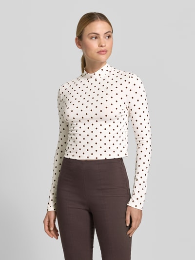 Frauenmodel trägt Cropped Longsleeve mit Polka Dots von Style Icon Collection, weiß-braun, Stehkragen, Regular-Fit, Körpernahe Passform, Langärmelig, Rückenlänge bei Größe S: 42 cm, Ganzkörperansicht von vorne.