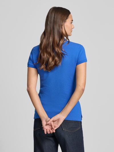 Vrouwenmodel draagt Regular Fit poloshirt uit katoenmix model 'JULIE' van Polo Ralph Lauren, look: effen, gestikt logo, piqué, lange mouw, mouwboord geribd, rompzoom met zijsplitten, materiaalverwerking katoenmix, ganzkörperansicht rückansicht.
