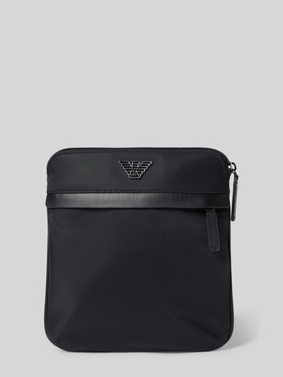 Produktfoto, schwarze Umhängetasche mit Logo-Applikation von Emporio Armani, Reißverschluss, verstellbarer Schulterriemen, glatte Oberfläche